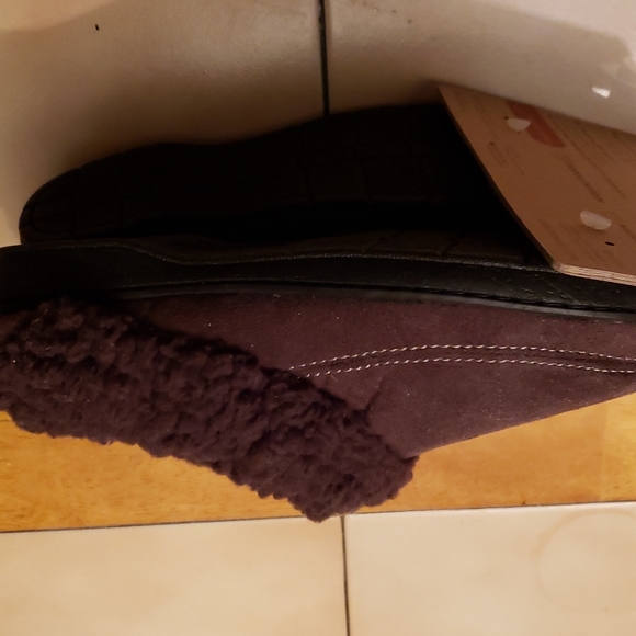 New with tags, Dearfoam Slippers, Women's size small (5-6) - Picture 5 of 6